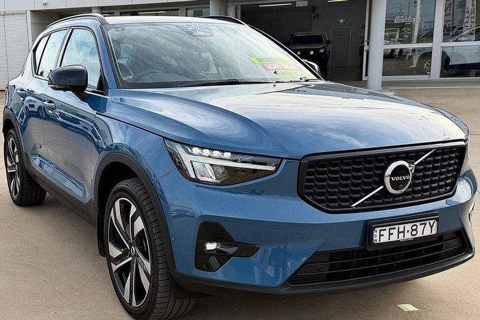 2023 Volvo XC40 Ultimate B5 Dark