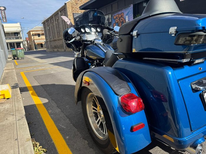 2017 Harley-Davidson Tri Glide Anniversary 107 (FLHTCUTG_ANV) Trike Black