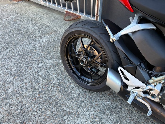 2024 Ducati STREETFIGHTER V2 R