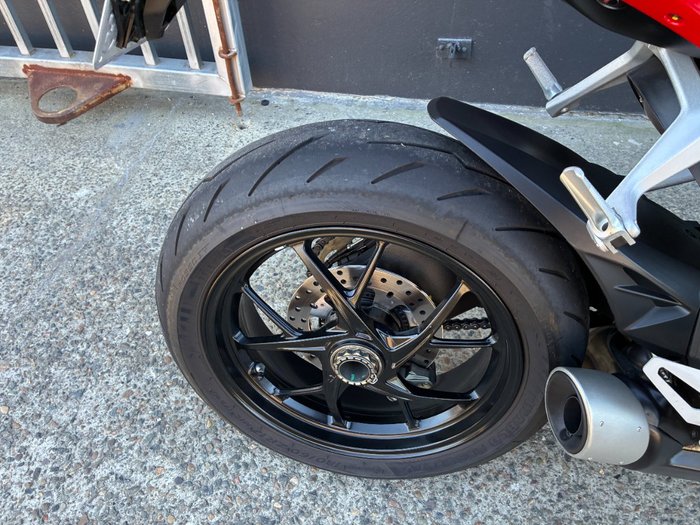 2024 Ducati STREETFIGHTER V2 R