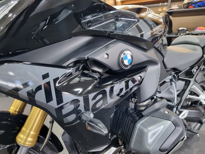 2023 BMW Motorrad R 1250 RS TRIPLE BLACK BLACK STORM METALLIC