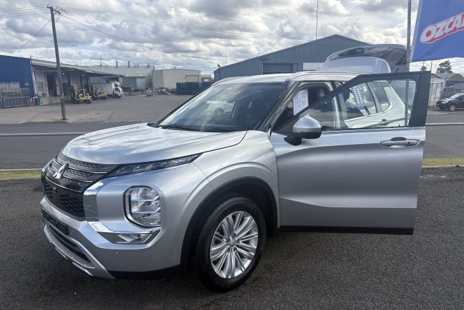 2024 MITSUBISHI OUTLANDER LS 7 SEAT (2WD)
