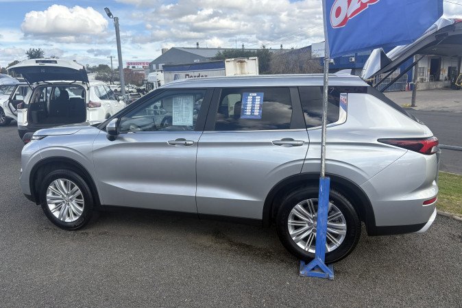 2024 MITSUBISHI OUTLANDER LS 7 SEAT (2WD)