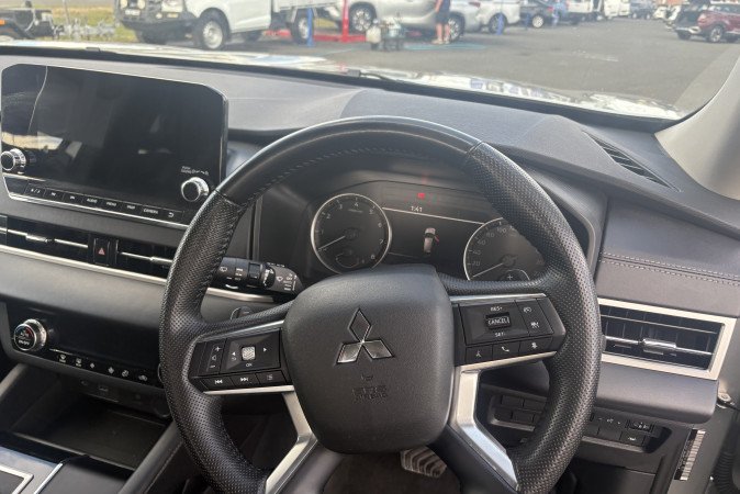 2024 MITSUBISHI OUTLANDER LS 7 SEAT (2WD)