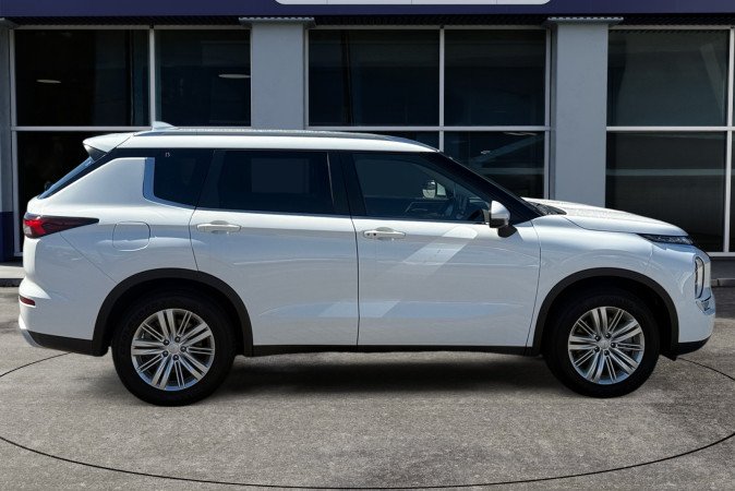 2024 MITSUBISHI OUTLANDER LS 7 SEAT (2WD)