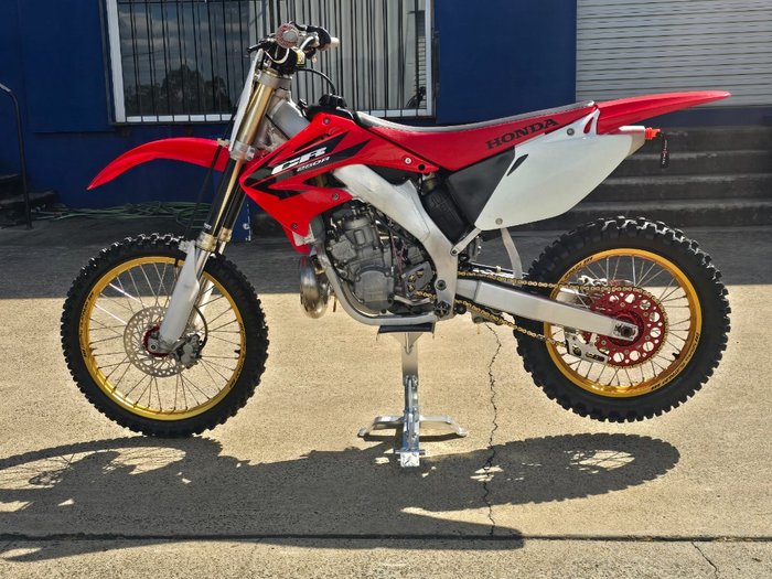 2006 Honda CR250R Red