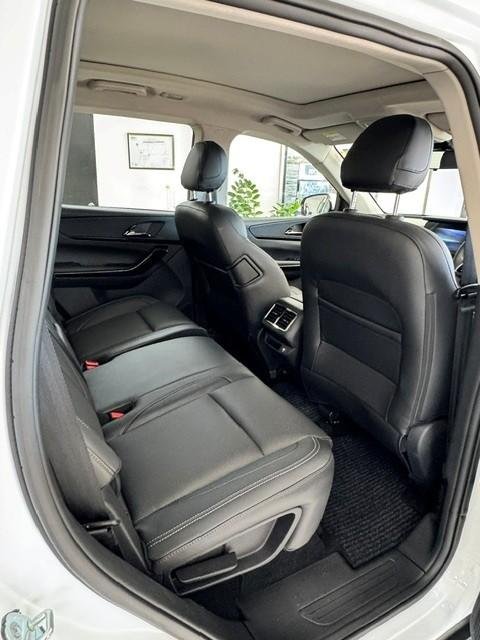 2025 Mahindra XUV700 AX7