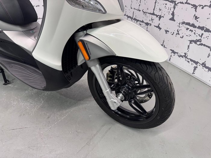 2014 Piaggio Beverly 350 (BV 350) Beverly White