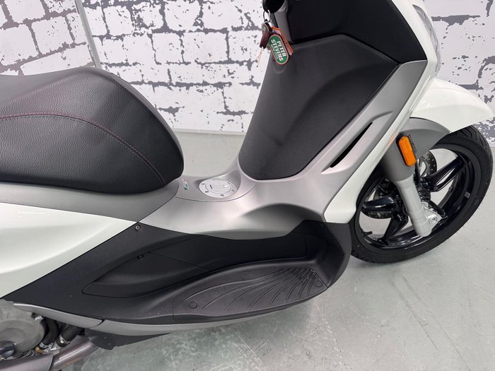 2014 Piaggio Beverly 350 (BV 350) Beverly White