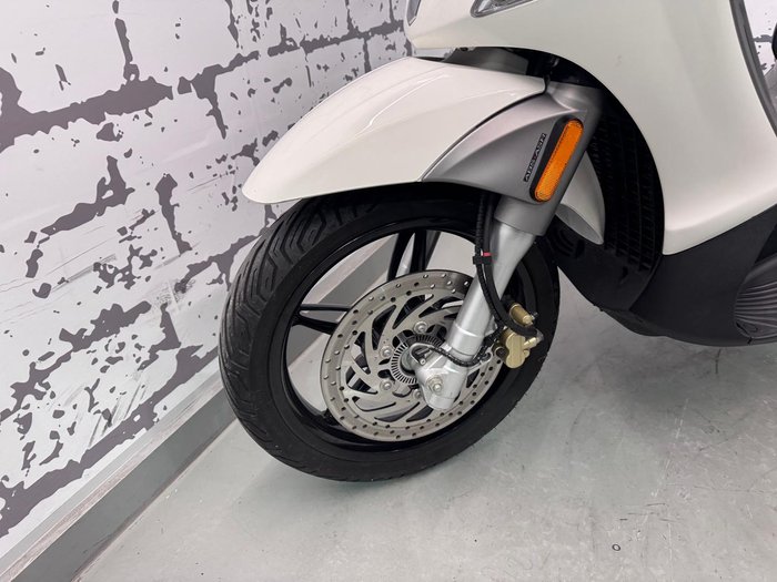 2014 Piaggio Beverly 350 (BV 350) Beverly White