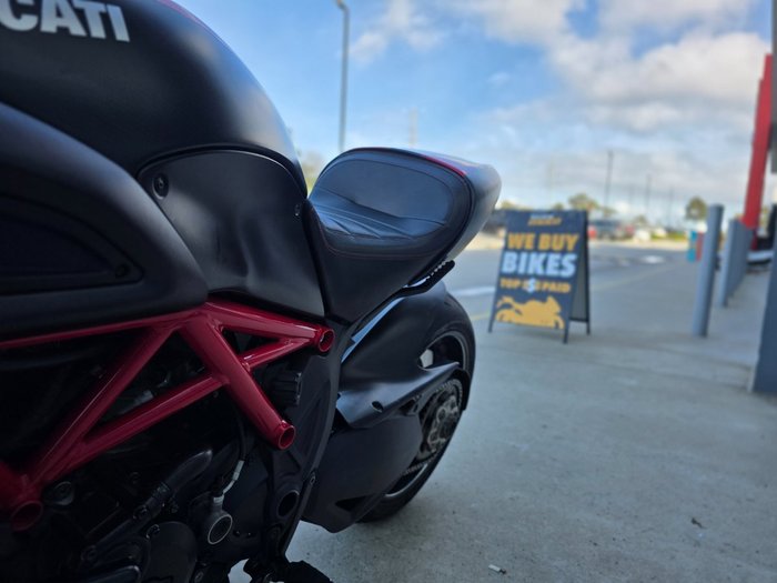 2015 DUCATI DIAVEL CARBON Black