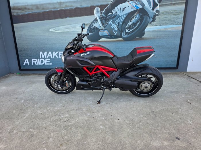 2015 DUCATI DIAVEL CARBON Black