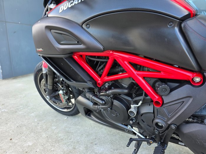 2015 DUCATI DIAVEL CARBON Black
