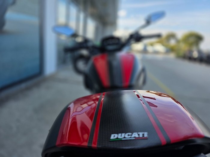 2015 DUCATI DIAVEL CARBON Black