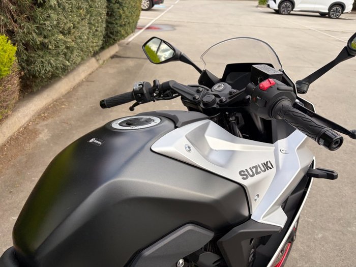 2025 Suzuki GSX-8R (GSX800FRQ)
