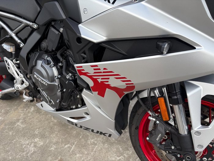 2025 Suzuki GSX-8R (GSX800FRQ)