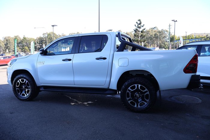 2025 Toyota Hilux SR5 48V