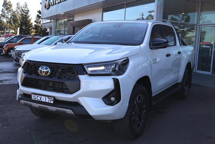 2025 Toyota Hilux SR5 48V