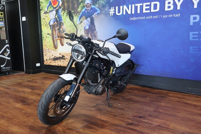 2018 Husqvarna SVARTPILEN 401