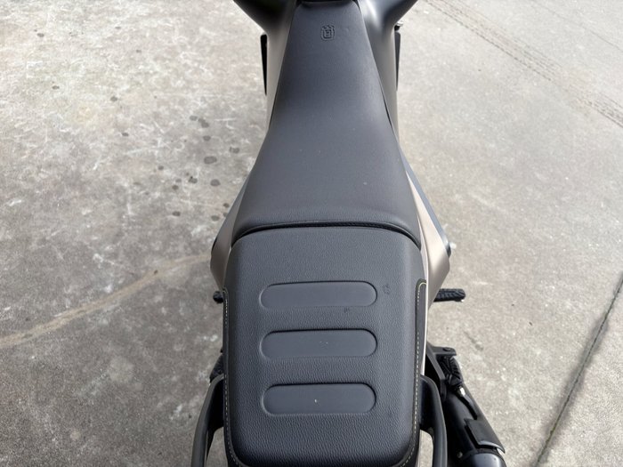 2023 Husqvarna SVARTPILEN 401 Black