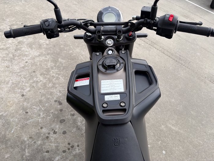 2023 Husqvarna SVARTPILEN 401 Black