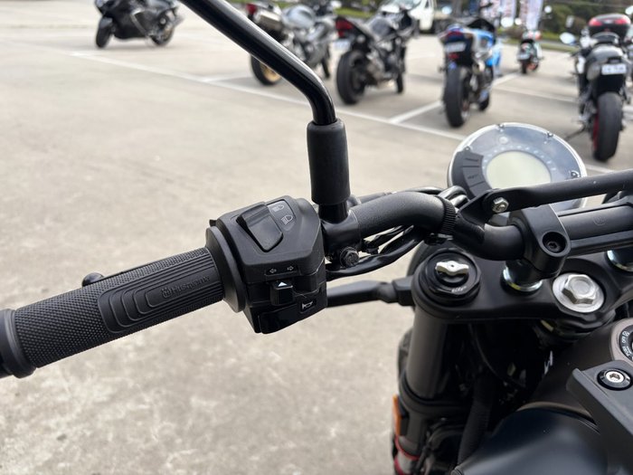 2023 Husqvarna SVARTPILEN 401 Black