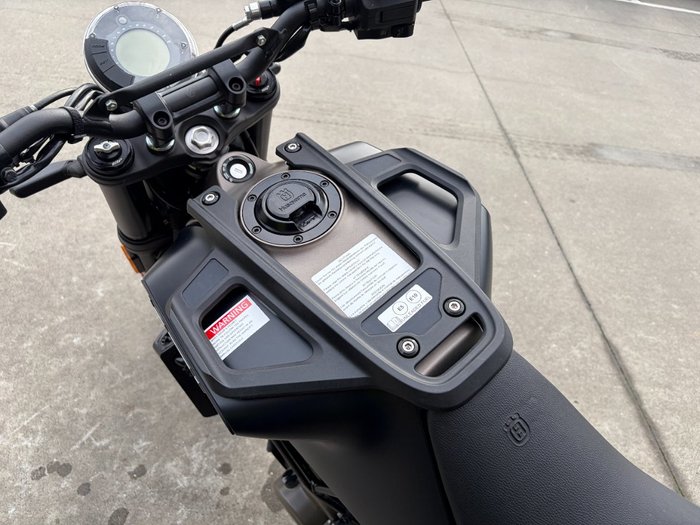 2023 Husqvarna SVARTPILEN 401 Black