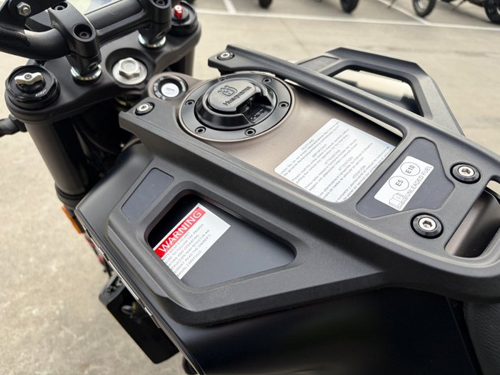2023 Husqvarna SVARTPILEN 401 Black