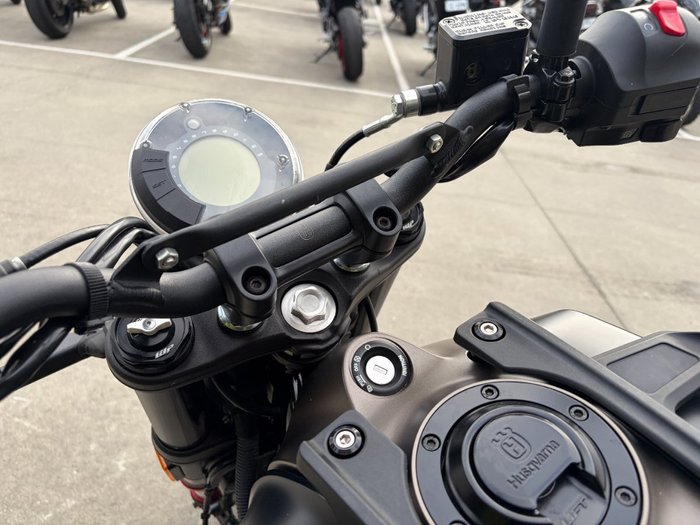 2023 Husqvarna SVARTPILEN 401 Black