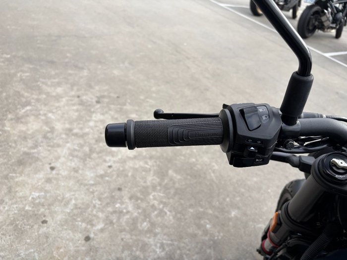 2023 Husqvarna SVARTPILEN 401 Black