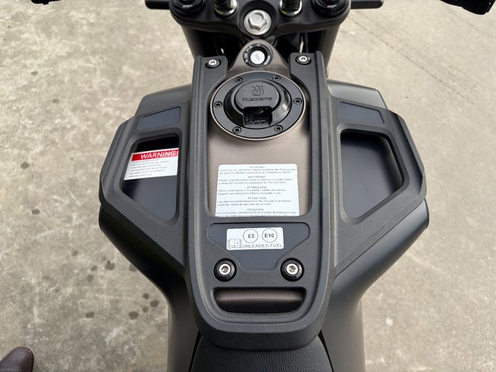 2023 Husqvarna SVARTPILEN 401 Black