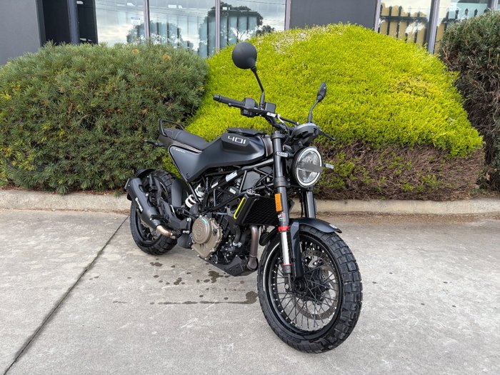 2023 Husqvarna SVARTPILEN 401 Black