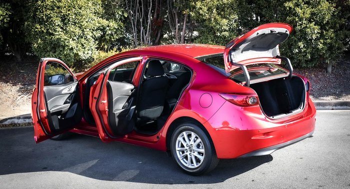 2018 Mazda 3 Neo Sport