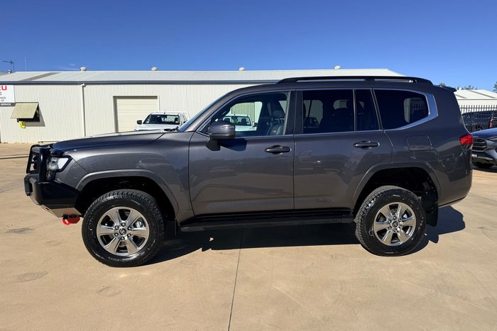 2022 Toyota Landcruiser LC300 VX (4x4)