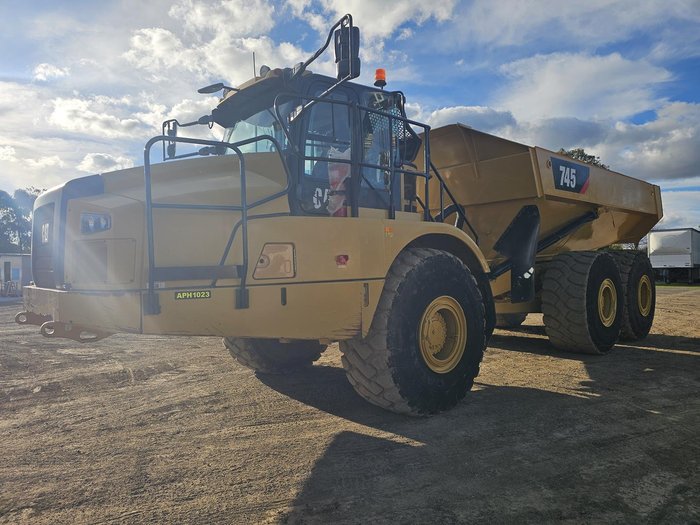 2018 Caterpillar 745