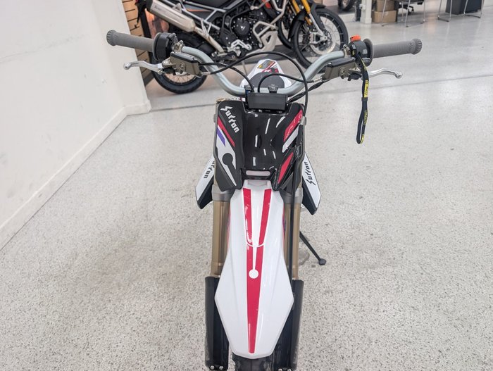 2025 Sur-ron 2025 Sur-ron ELECTRIC HYPER BEE White