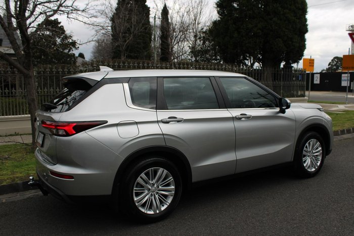 2022 Mitsubishi Outlander ES