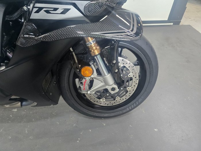 2025 Yamaha YZF-R1 Black