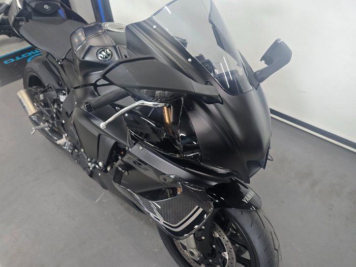 2025 Yamaha YZF-R1 Black