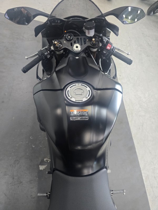 2025 Yamaha YZF-R1 Black