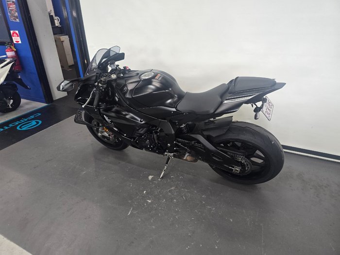 2025 Yamaha YZF-R1 Black