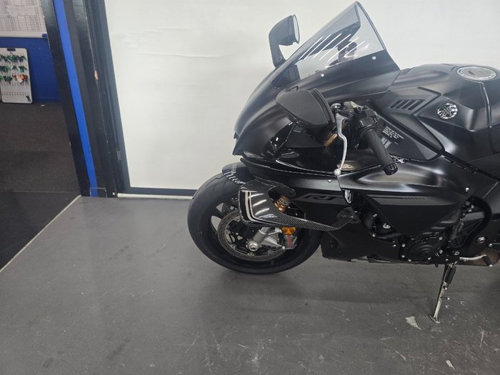 2025 Yamaha YZF-R1 Black