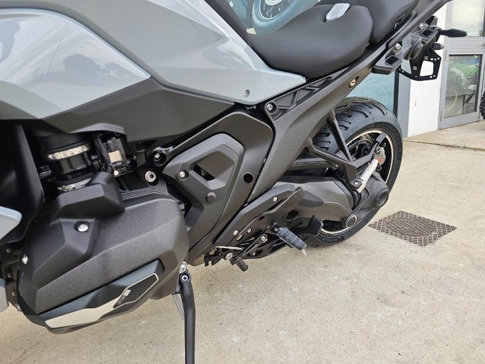 2026 BMW Motorrad R 1300 RS OPTION 719 Brooklyn Grey Metall