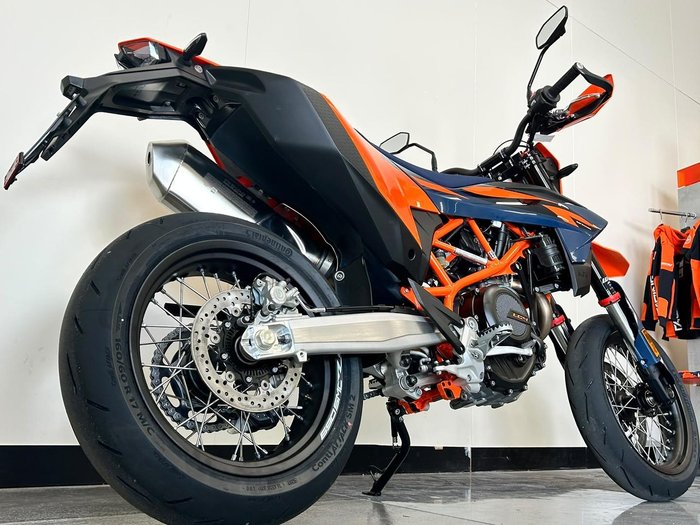 2026 KTM 690 SMC R SMC Orange
