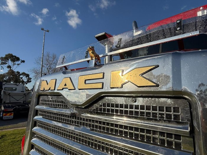 2021 Mack Superliner