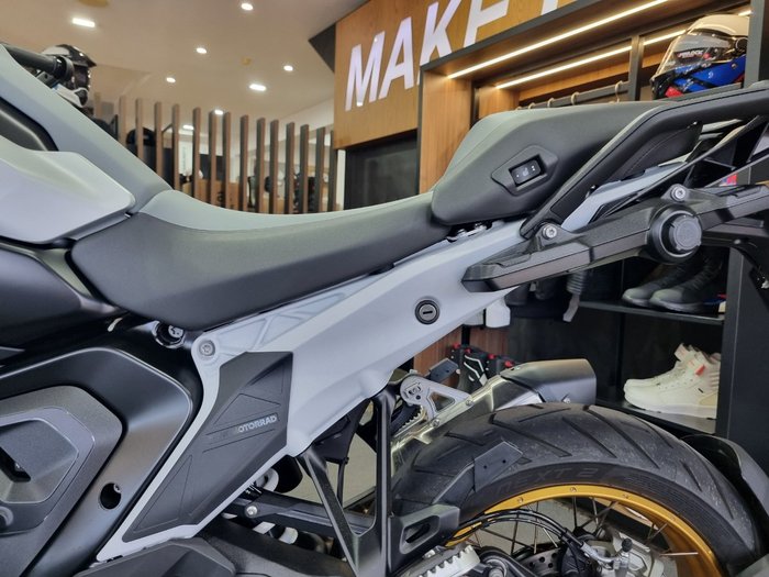 2026 BMW Motorrad 2026 Bmw 1300CC R 1300 GS Trophy White Aluminium Metallic Matt