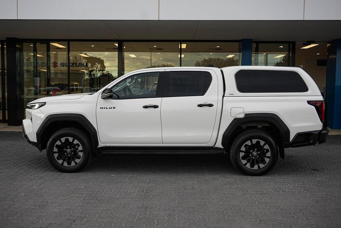 2025 Toyota Hilux SR5