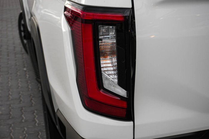 2025 Toyota Hilux SR5