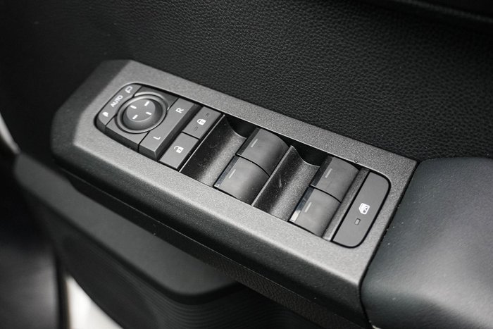 2025 Toyota Hilux SR5