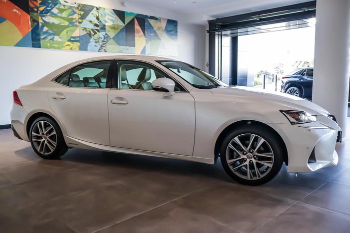 2017 Lexus IS 300h Luxury